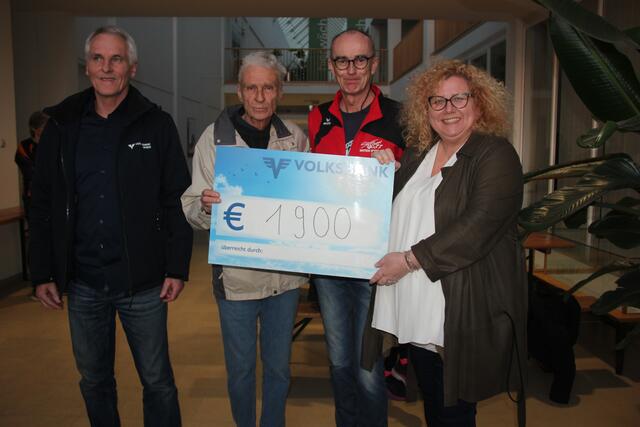 Hans Frey übernahm den Scheck über 1.900 Euro. | Foto: Mold