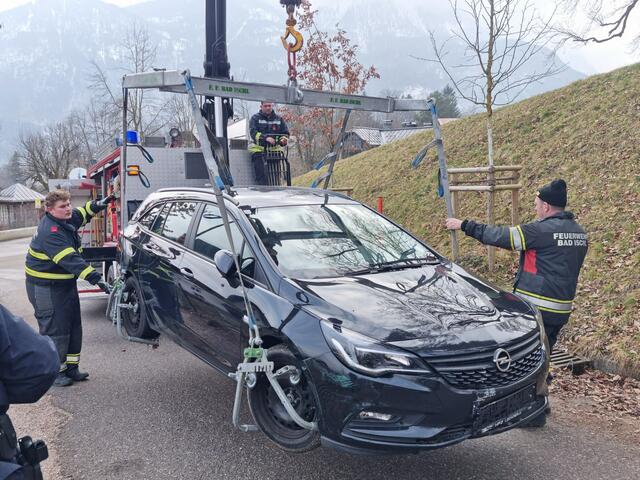 Weil das Fahrzeug aur der Bodenplatte aufsaß, musste es von den Ischler Feuerwehrleuten per Kran geborgen werden. | Foto: ff-badischl.at
