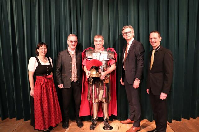 Christoph Scharl/Präsident der Schauspielgruppe (re) mit Vzbgm. Christa Modl, Feldkirchens Pfarrer Edmund Muhrer, Bgm. Erich Gosch und BH Andreas Weitlaner. | Foto: Edith Ertl
