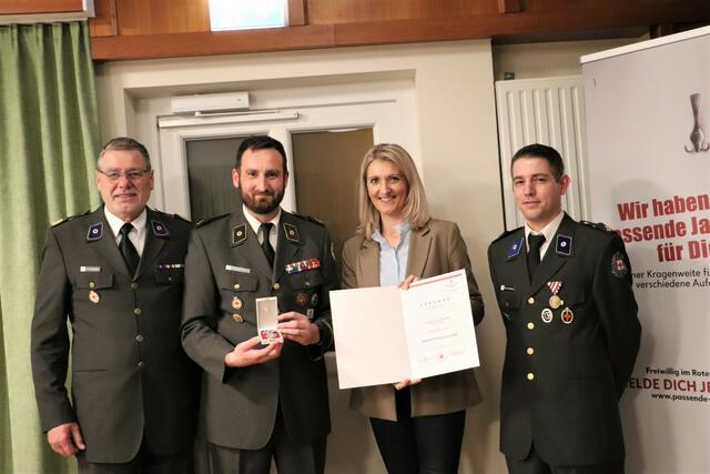 Günter Pichlbauer (li), Barbara Walch und Mark Seybold zeichneten Manuel Pfeilstecher für besondere Verdienste um das Österreichische Rote Kreuz mit der Verdienstmedaille in Silber aus. | Foto: Edith Ertl