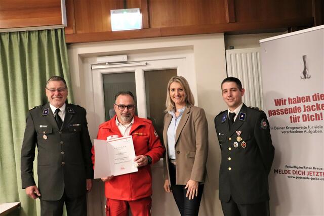 Günter Pichlbauer (li), Barbara Walch und Mark Seybold zeichneten Ferdinand Schuster für 17.000 ehrenamtlich geleistete Dienststunden mit der Stundenspange in Gold aus. | Foto: Edith Ertl