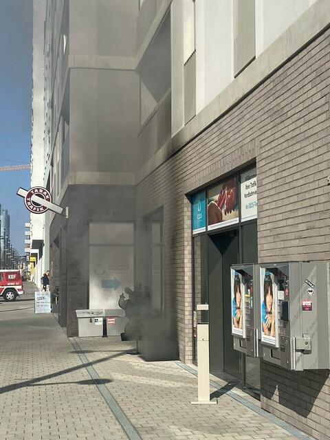 Aus einem Lüftungsgitter in der Bruno-Marek-Allee drang gegen Samstag MIttag plötzlich starker Rauch aus.  | Foto: Stadt Wien Feuerwehr