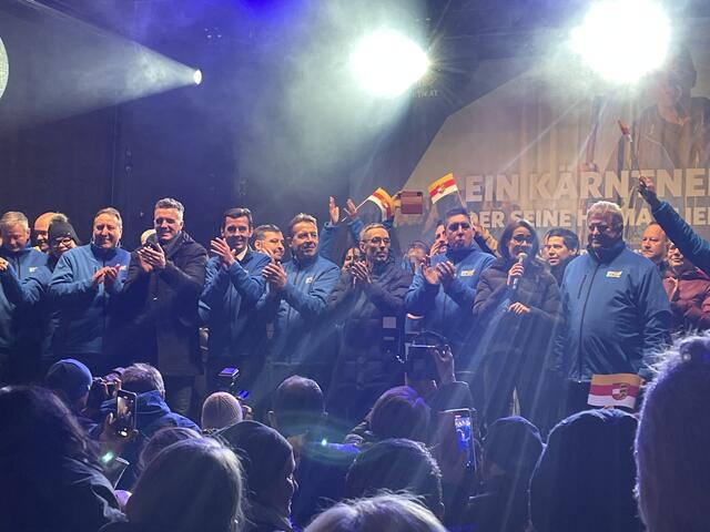 Die FPÖ am Freitagabend auf der Bühne in der Villacher Innenstadt. In der Mitte: Erwin Angerer und Herbert Kickl. | Foto: MeinBezirk.at