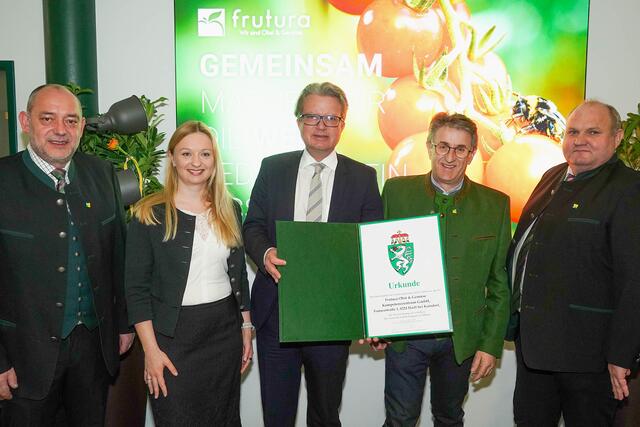 Eigentümer Hans Schwarzenhofer, Geschäftsführerin Katrin Hohensinner-Häupl, Landeshauptmann Christopher Drexler, Eigentümer Manfred Hohensinner und Franz Städtler bei der Verleihung des Landeswappens im oststeirischen Hartl.  | Foto: Josef Pail
