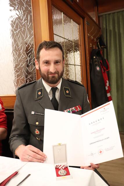 Manuel Pfeilstecher kam als Zivildiner zum Roten Kreuz - und blieb ehrenamtlich dabei. Der Einsatzoffizier war Leitstellen-Disponent, arbeitete im Kriseninterventions-Team und ist zuständig für Öffentlichkeitsarbeit. "Ich arbeite mit Gleichgesinnten, schätze die Kameradschaft und mache für die Gesellschaft etwas Sinnvolles", sagt der Geehrte, der beruflich als Dipl.-Krankenpfleger arbeitet. | Foto: Edith Ertl