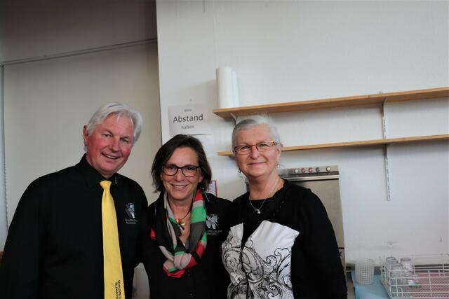 150 Darsteller stehen auf der Bühne, zahlreiche Hände helfen im Hintergrund mit, hier ein Trio hinter der Theke | Foto: Edith Ertl