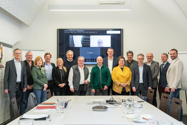 Das neue Koordinationsgremium Versorgungssicherheit bei der konstituierenden Sitzung in den Räumlichkeiten des Gesundheitsfonds Steiermark | Foto: Land Steiermark/Robert Binder
