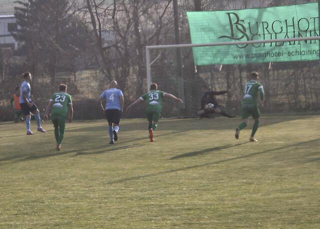 Nach der Pause drehte Großpetersdor die Partie binnen 7 Minuten. Zwei Elfertore durch Robert Hötschl und aus dem 1:0 wurde ein 1:2 (52.)