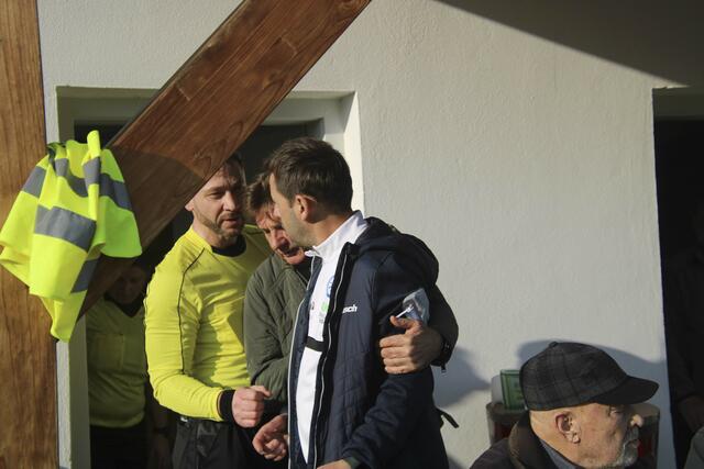 Trainer Andreas Konrath diskutierte mit Schiri Bernhard Luef über den aberkannten Treff zu heftig und sah ROT!