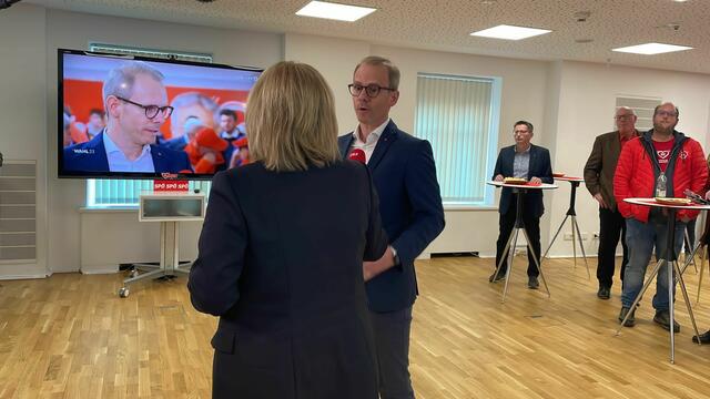 SPÖ-Geschäftsführer Andreas Sucher: "Warten auf die Hochrechnung um 17 Uhr." | Foto: MeinBezirk.at