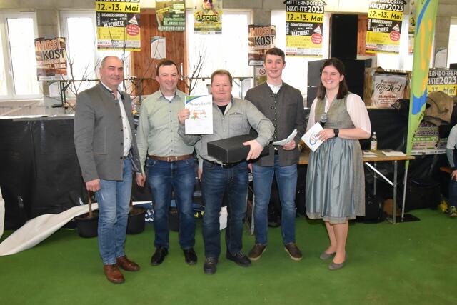 Bürgermeister Johann Fuchs, Ortsbauernobmann Harald Schlöglmann, Hubert Strasser (Siegermost der Gästewertung), Christoph Egger und Christine Ertl. | Foto: Alois Braid/zema-medien.de