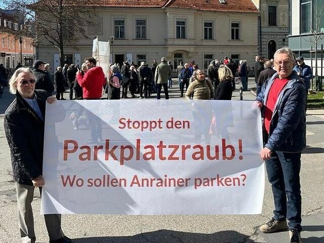 Sorge um wegfallende Parkplätze: Rund 80 Personen demonstrierten am Samstag in der Zinzendorfgasse. | Foto: Kurt Hohensinner/Facebook