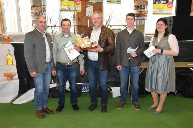 Bürgermeister Johann Fuchs, Ortsbauernobmann Harald Schlöglmann, Josef Egger (2. Platz der Diersbachwertung), Christoph Egger und Christine Ertl. | Foto: Alois Braid/zema-medien.de