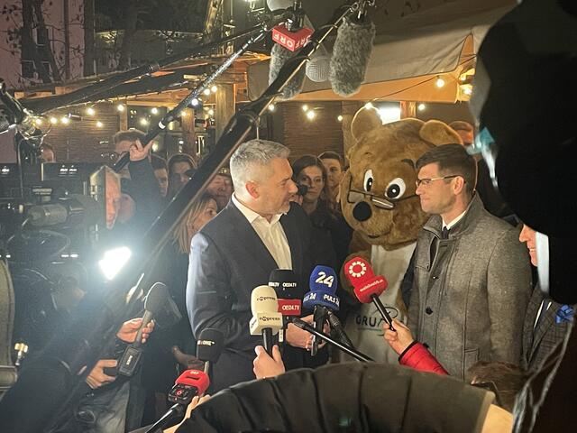 Kanzler Karl Nehammer kam am Abend nach Klagenfurt und beglückwünschte Martin Gruber. | Foto: MeinBezirk.at