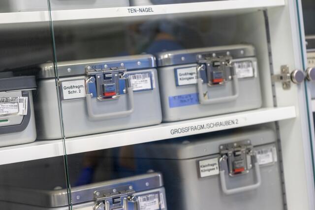 Wie das chirurgische Besteck muss alles steril sein, was im Operationssaal zum Einsatz kommt. Besonders natürlich das, was zum Teil des menschlichen Körpers wird – die Schrauben für eine Pfannenrandverschraubung, beispielsweise. | Foto: Matt