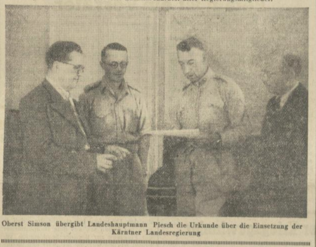 Oberst Simson übergibt dem damals provisorischen Landeshauptmann Piesch die Urkunde über die Einsetzung der Kärntner Landesregierung.  | Foto: Screenshot