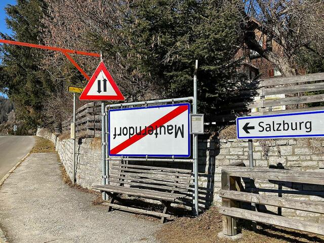 Die Ortstafel wurde demontiert und verkehrt wieder aufgestellt. | Foto: Foto: Polizei Salzburg