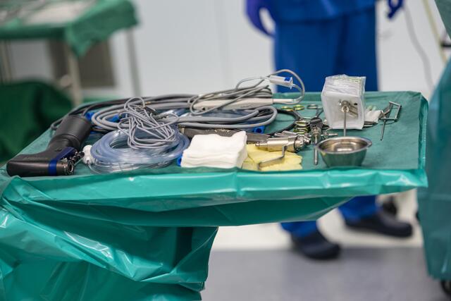 Ein Akkuschrauber kann tägliches Werkzeug im Operationssaal sein – so wie viele andere Instrumente. | Foto: Matt