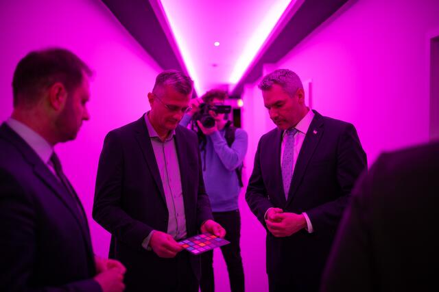 In allen farblichen Schattierungen präsentierte Lumitech-Geschäftsführer Stefan Tasch dem Bundeskanzler sein Jennersdorfer Lichttechnik-Unternehmen. | Foto: ÖVP