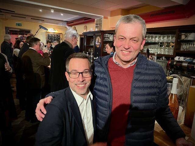 Wirtschaftsstadtstadtrat Max Habenicht (r.) drückte Markus Malle in der Kosterei, wo die ÖVP ihr Ergebnis feierte. | Foto: MeinBezirk.at