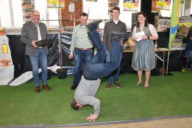 Hubert Strasser (Siegermost der Gästewertung) macht einen Kopfstand. | Foto: Alois Braid/zema-medien.de