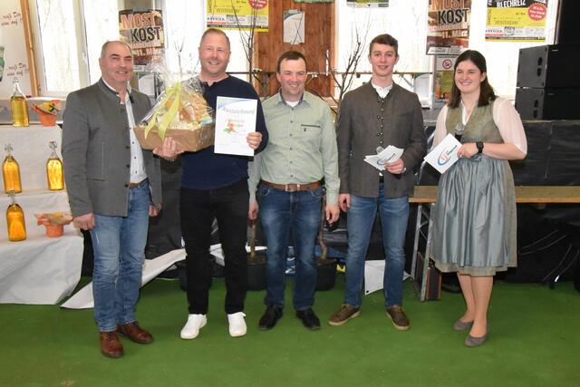 Bürgermeister Johann Fuchs, Hans-Jürgen Schmiedseder (Siegermost der Diersbachwertung), Ortsbauernobmann Harald Schlöglmann, Christoph Egger und Christine Ertl. | Foto: Alois Braid/zema-medien.de