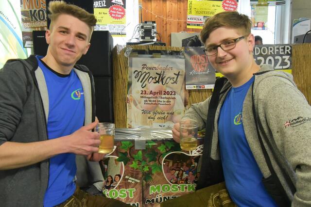 Maximilian und Daniel aus Peuerbach freuen sich schon auf die Peuerbacher Mostkost. | Foto: Alois Braid/zema-medien.de