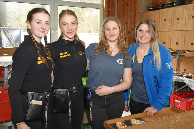 Katharina, Sophie, Nathalie und Jorina versorgen die Besucher mit leckeren Broten und Getränken. | Foto: Alois Braid/zema-medien.de