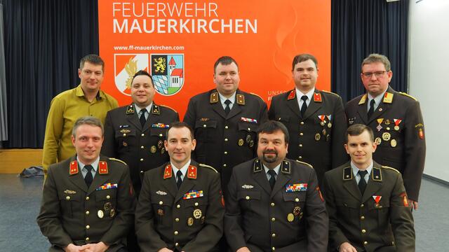 v.l.n.r.: sitzend: Florian Daxecker, Bernhard Buchecker, Josef Girlinger und Lorenz Zeintl
v.l.n.r. stehend: VIze-Bürgermeister Sebastian Weinhäupl, Simon Riffert, Daniel Feßl, Florian Zeintl und Abschnitts-Feuerwehrkommandant Franz Baier | Foto: FF Mauerkirchen