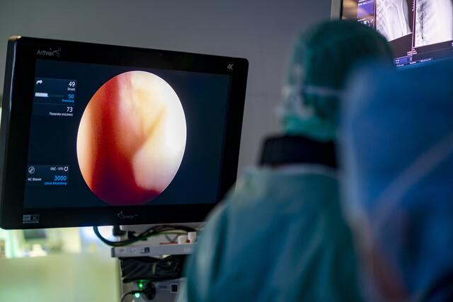 Näher dran dank Arthoskopie-Kamera: Gearbeitet wird an sich unter Wasser – um freie Sicht zu gewährleisten. | Foto: Matt