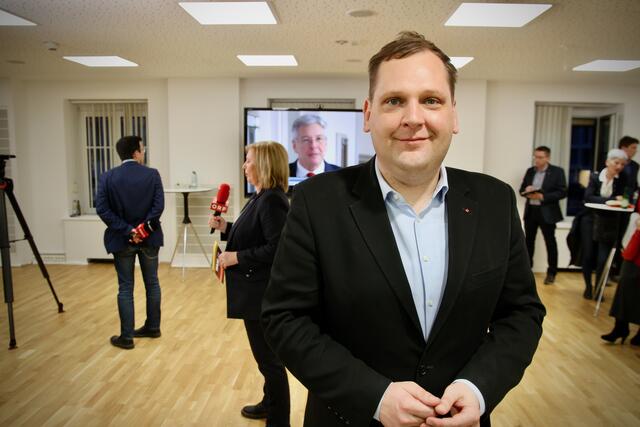 Eine Mischung aus Optimus uns Enttäuschung machten sich am Wahltag bei Philipp Kucher und weiteren SPÖ-Funktionären in der SPÖ Zentrale in Klagenfurt breit. | Foto: MeinBezirk.at
