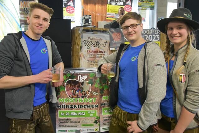 Maximilian und Daniel mit der LKandjugendchefin Verena aus Peuerbach freuen sich schon auf die Peuerbacher Mostkost. | Foto: Alois Braid/zema-medien.de