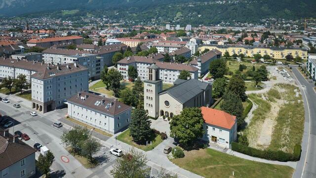 Die Südtirol Siedlung in Pradl, die Bauarbeiten der NHT an der rechten freien grünen Fläche sind bereits im Gange.