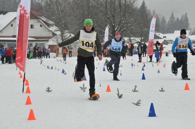 32 Teilnehmer:innen des Wintersporttages nahmen auch am Special Olympisc Schneeschuhlaufbewerb teil (© Foto: Böhm/Special Olympics Österreich)