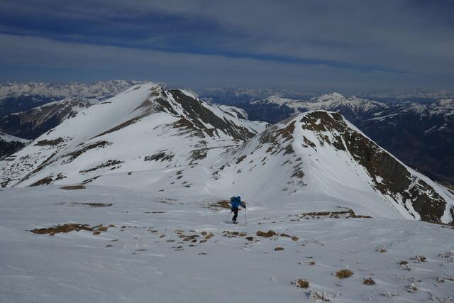 Anstieg zum Gamskogel mit Blick auf Kramkogel (links) und Hundkopf (rechts).  | Foto: Thomas Neuhold