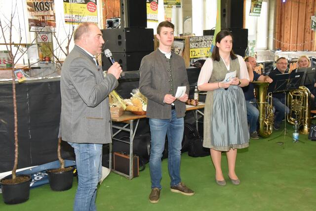 Bürgermeister Johann Fuchs und die Landjugendleitung, Christoph Egger und Christine Ertl. | Foto: Alois Braid/zema-medien.de