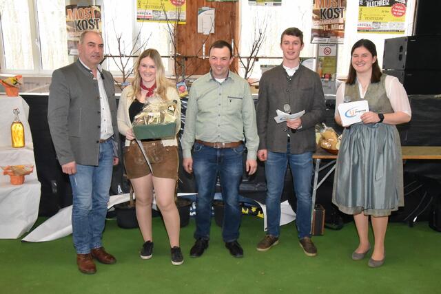 Bürgermeister Johann Fuchs, Familie Reisinger (3. Platz der Diersbachwertung), Ortsbauernobmann Harald Schlöglmann, Christoph Egger und Christine Ertl. | Foto: Alois Braid/zema-medien.de