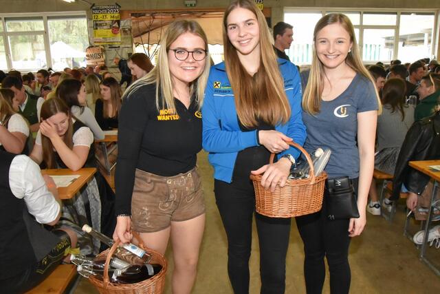 Anja, Leandra und Kristina. Ein Schnapserl in Ehren kann niemand verwehren! | Foto: Alois Braid/zema-medien.de