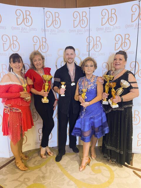 Die Amateurdamen Christa Kramer, Lucia Fröschl, Evangelia Figuli un Christa Scharinger mit ihrem Profitanzpartner Christoph Holczik. | Foto: Pro-Am Titans