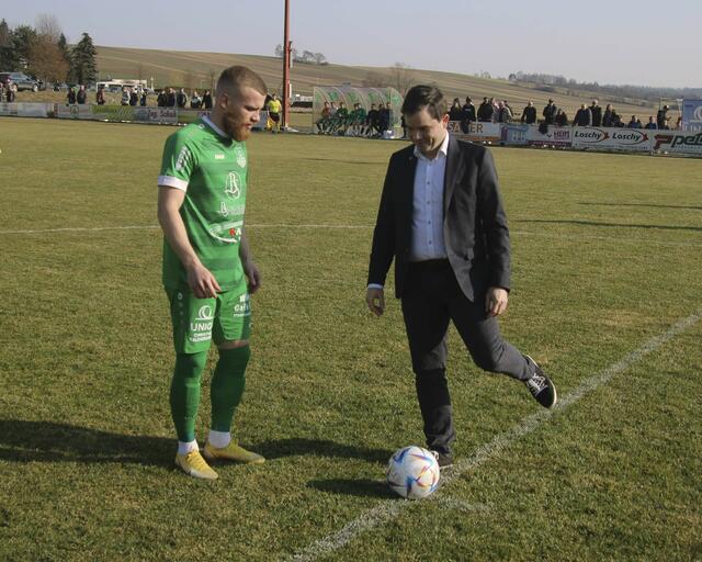 Burghoteldirektor Marcel Pomper machte den Ankick zum 2. Liga Derby Schlaining gegen Großpetersdorf