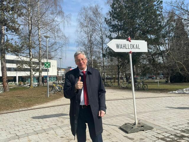 Peter Kaiser (SPÖ) auf dem Weg zum Wahllokal  | Foto: MeinBezirk.at