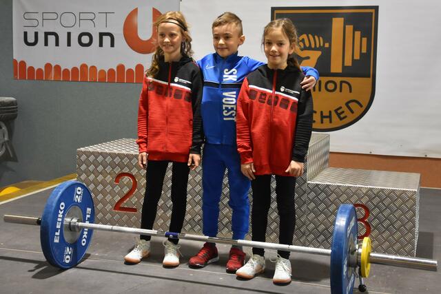 Die drei jüngsten OÖ - Gewichtheber/innen: Die Zwillinge Anna &amp; Julia Windhager (beide 8 Jahre - Lochen) sowie Fabio Modrey (9 Jahre -VÖEST)

Foto: Conny Högg