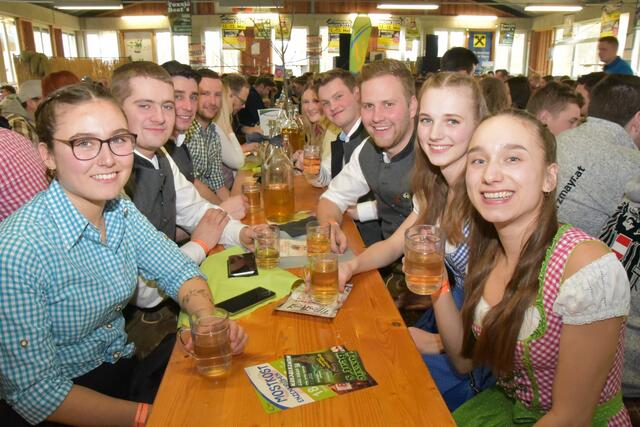 Lisa und Viki (rechts) aus Utzenaich feiern mit ihren bayrischen Freunden die Mostkost in Diersbach. | Foto: Alois Braid/zema-medien.de