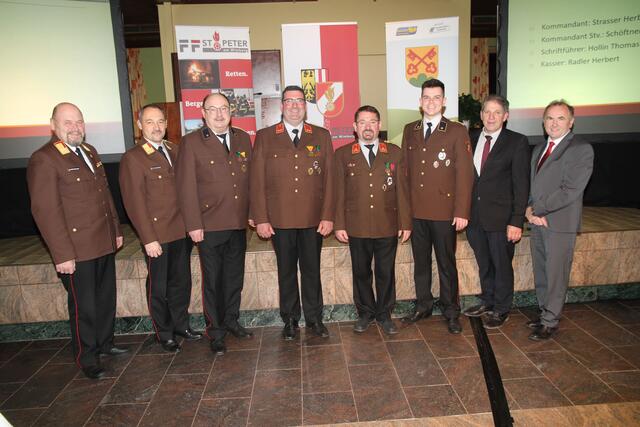 Bezirksfeuerwehrkommandant Josef Bröderbauer, Abschnittsfeuerwehrkommandant Christian Wakolbinger, Kassier Herbert Radler, Kommandant Stellvertreter Johannes Schöftner, Kommandant Herbert Strasser, Schriftführer Thomas Hollin, Bürgermeister Engelbert Pichler, Vizebürgermeister Ernst Breitenfellner (v.l.). | Foto: Foto: FF St. Peter
