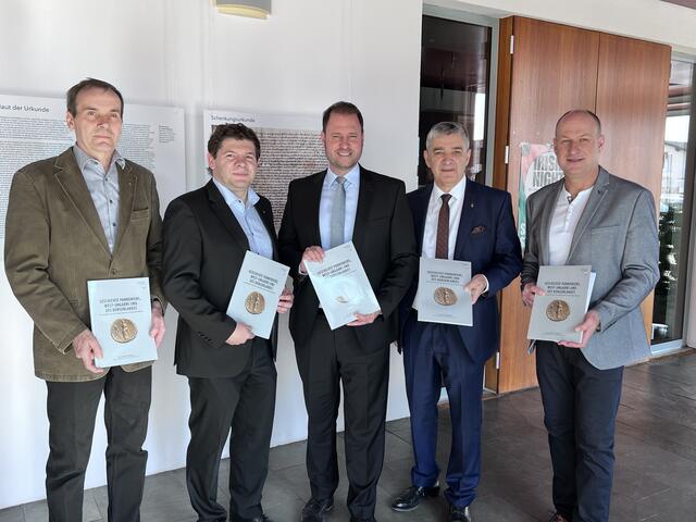 Präsentation des Buches: Franz Gombots, Bgm. Emmerich Zax, EU-Abg. Christian Sagartz, Walter Temmel, Vbgm. Hansjörg Schrammel (von links). | Foto: Kulturverein Grenzgänger