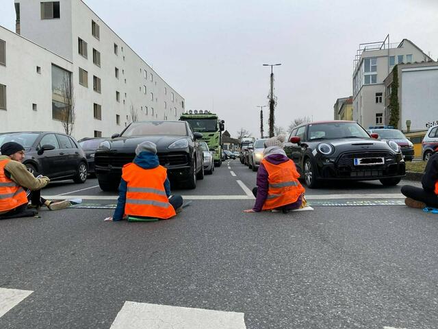 Diesen Montag war es wieder soweit: An zwei Punkten wird der Verkehr an der Graßmayrkreuzung blockiert. | Foto: Twitter/Letzte Generation