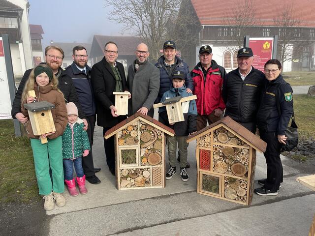 Matthias Rode, Raphael Narrath, Vizebgm. Berndt Hamböck, Bgm. Michael Schumacher und Ferdinand Adam mit den fleißigen Helfern. | Foto: Waltraud Fischer