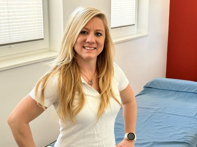Stefanie Waltersdorfer arbeitet als Physiotherapeutin in der Praxis Auenweg. | Foto: Praxis Auenweg