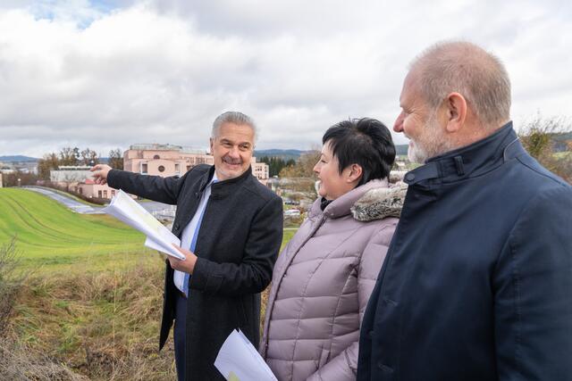 Kollegiale Führung mit Weiblick (von links): Primar Norbert Fritsch (Ärztlicher Direktor), Andrea Gündhör (Kaufmännische Direktorin) und Ernst Weilguny (Pflegedirektor). | Foto: OÖG