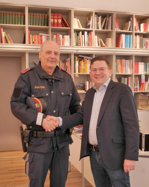 Bezirksvorsteher Wilfried Zankl (SPÖ) verabschiedete den Grätzlpolizisten Herbert Weiglhofer in seine verdiente Pension. | Foto: BV 12/Schinagl